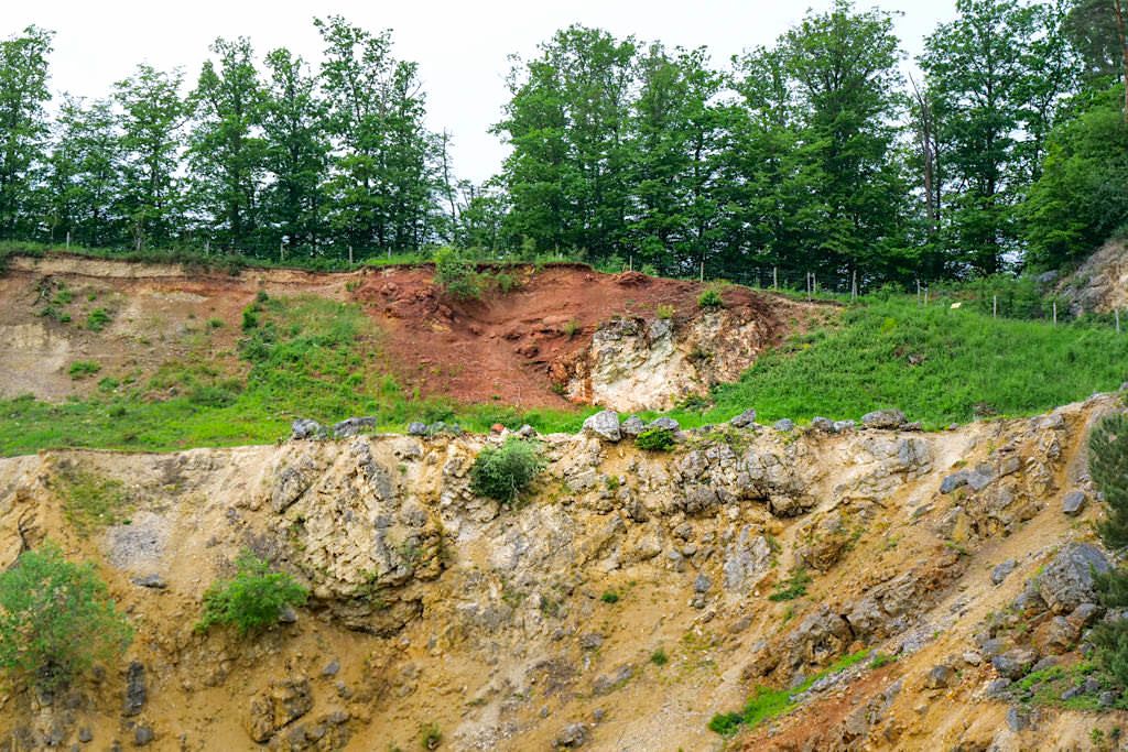 Geotop Lindle - inverse Lagerung der Gesteinsschichten durch Ries-Meteorit: Braunjura über Weißjura - Bayern