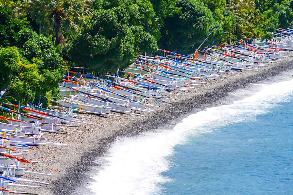 Lipah Beach: Fischerboote statt Touristen sonnen sich am Strand - Amed Bali - Indonesien