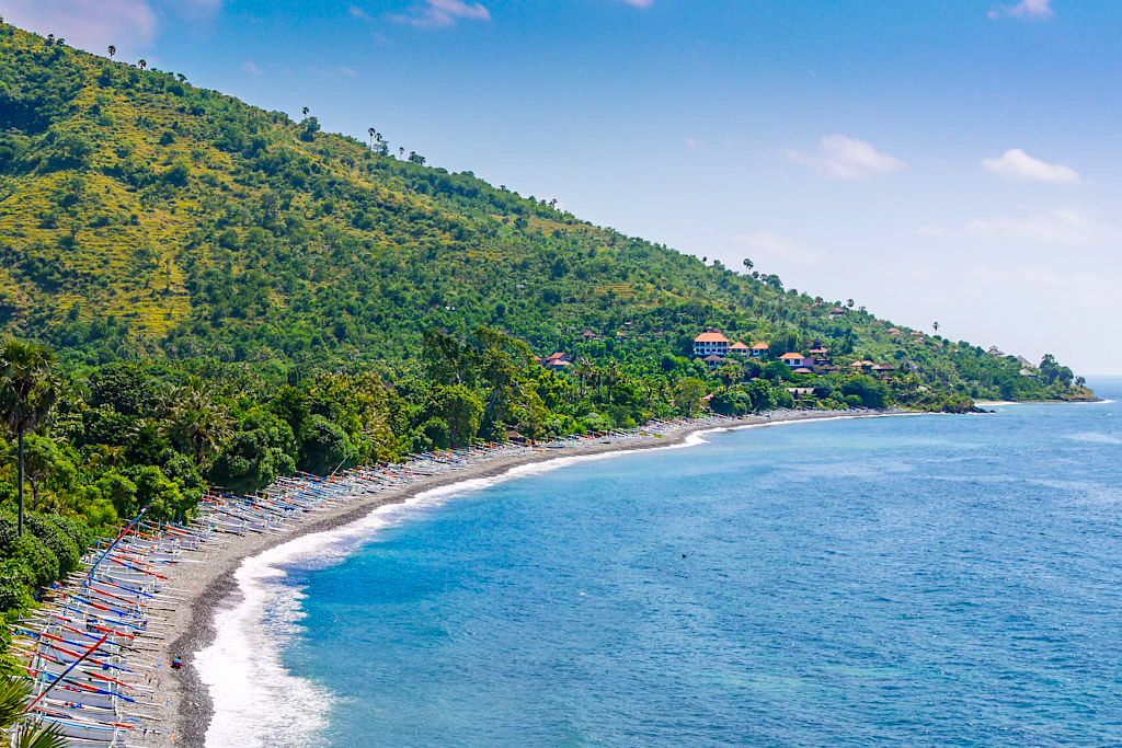 Lipah Beach - Tausende von Fischerbooten in der Bucht - Amed Bali, Indonesien