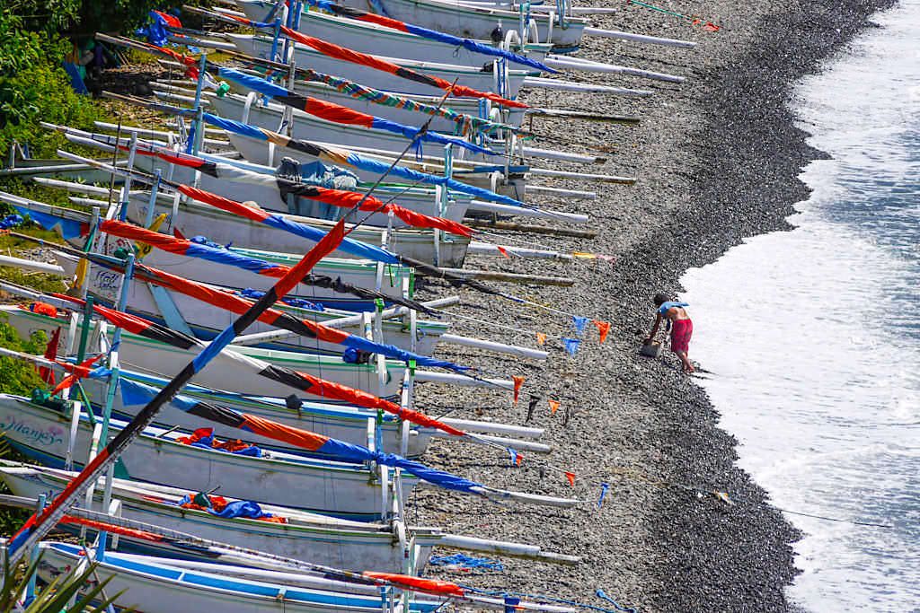 Lipah Beach - Unzählbar viele Fischerboote säumen den Strand - Amed Bali, Indonesien