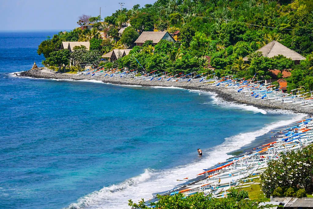 Lipah Beach - Tausende von Fischerboote säumen den Strand - Amed Bali, Indonesien