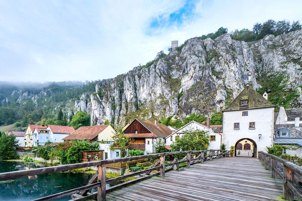 Markt Essing - Malerisches, mittelalterliches Ortszentrum vor riesigen Felswänden - Altmühltal Schifffahrt - Bayern