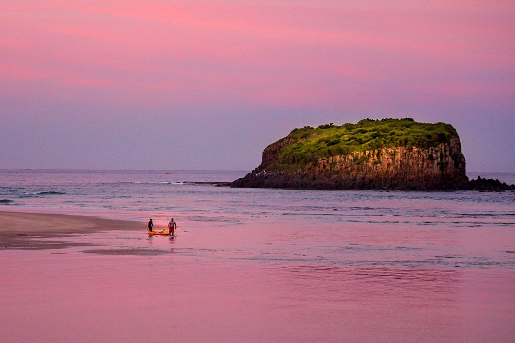 Minnamurra Beach & Stack Island bei feurig pinken Sonnenuntergang - Umgebung von Kiama - New South Wales