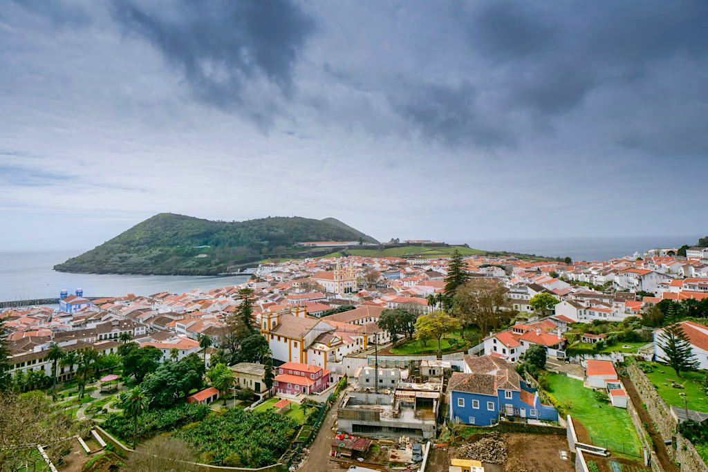 Fantastischer Rundumblick vom Miradoura da Memoria über die Altstadt Angra do Heroismo & Monte Brasil - Terceira - Azoren
