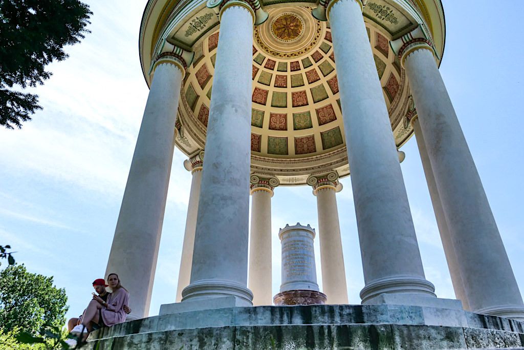 Monopteros - Rundtempel mit Säulen ein Wahrzeichen des Englischer Gartens - München, Bayern