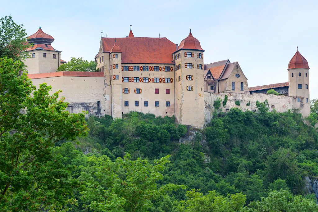 Was macht den Mythos Burg aus? - Blick auf Schloss Harburg im Donau-Ries - Bayern