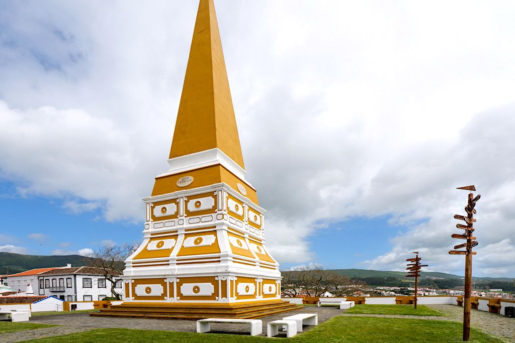 Obelisk zum Gedenken an den portugiesischen König am Alto da Memoria - Angra do Heroism - Terceira - Azoren