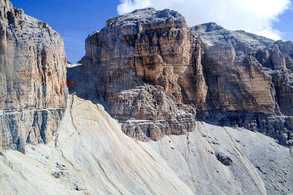 Aufstieg oder Abstieg durch die obere, steile Pordoischarte zum Passo Pordoi - Piz Boe Wanderung - Sella-Gebirge, Dolomiten