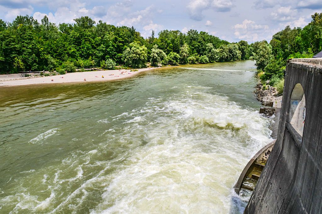 Oberföhringer Stauwehr: Baden mit imposanter Kulisse - Englischer Garten - Bayern