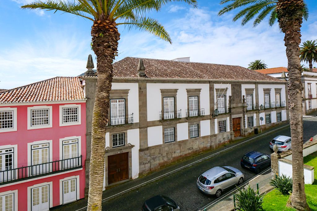 Imposanter Palacio Bettencourt - Historisches Gebäude der spanischen Adelsfamilie in Angra do Heroismo - Terceira