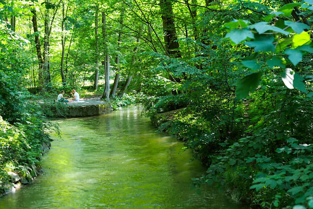 Picknick am Obermeisterjägerbach im Nordteil des Englischen Gartens - Sehenswürdigkeiten in München - Bayern