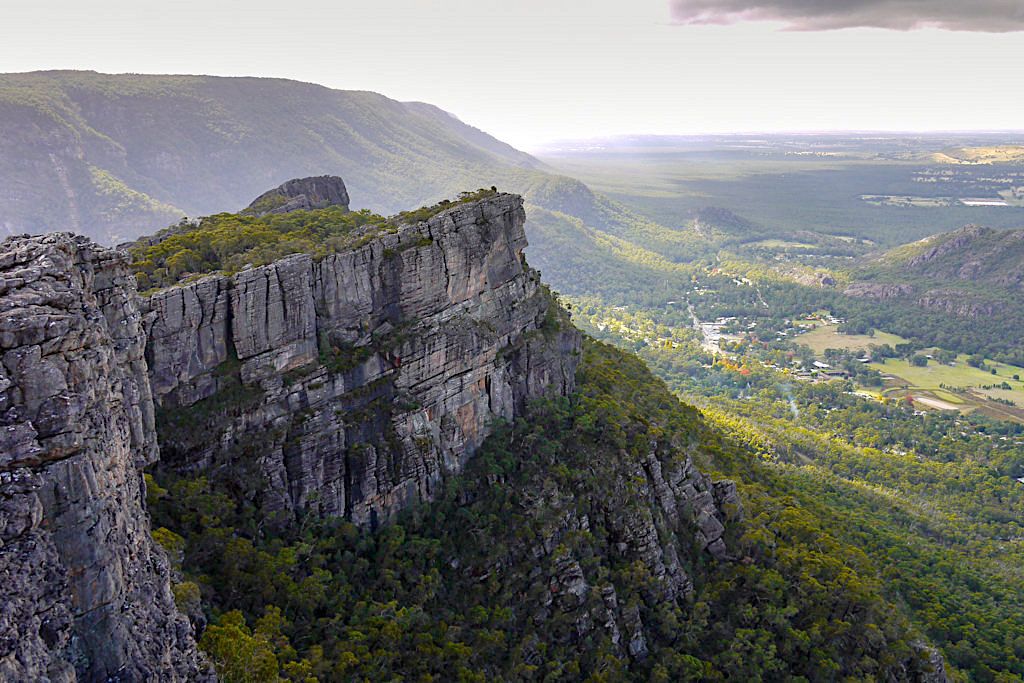 Atemberaubende Pinnacle Lookout Ausblicke auf Steilwände & über Täler hinweg - Grampians National Park - Victoria - Australien