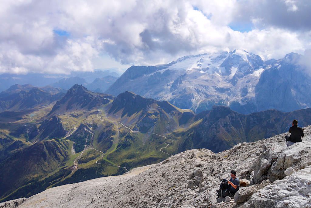 Leichte Piz Boe Gipfel Wanderung - Belohnung sind herrliche Rastplätze mit grandiosem Bergwelt-Panorama vom höchsten Berg der Sella-Gruppe - Dolomiten, Südtirol