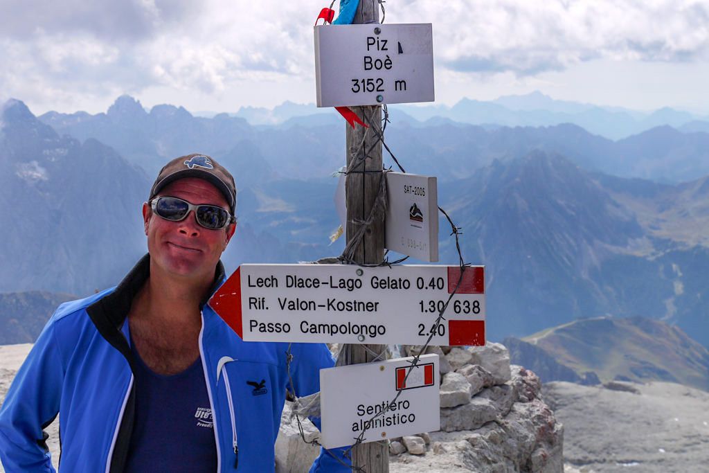 Leichte Wanderung vom Pordoijoch zum Piz Boe Gipfel - Höchster Berg der Sella Gruppe - Dolomiten, Südtirol