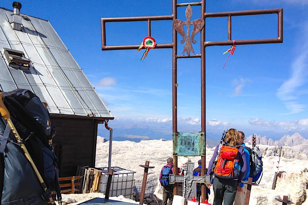 Piz Boe Gipfelkreuz - leider ein sehr verbauter höchster Gipfel des Sella Gebirges, aber die überwältigen Ausblicke entschädigen total - Dolomiten, Südtirol 
