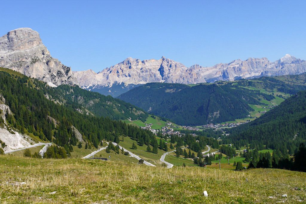 Pordoi Passstraße mit Blick auf die Sella & Dolomiten - Südtirol