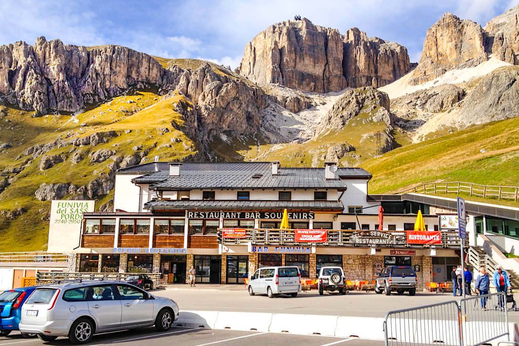 Pordoijoch - Seilbahn hinauf zum Sass Pordoi am Passo Pordoi - Leichteste Wanderung zum Piz Boe - Sellagruppe, Südtirol