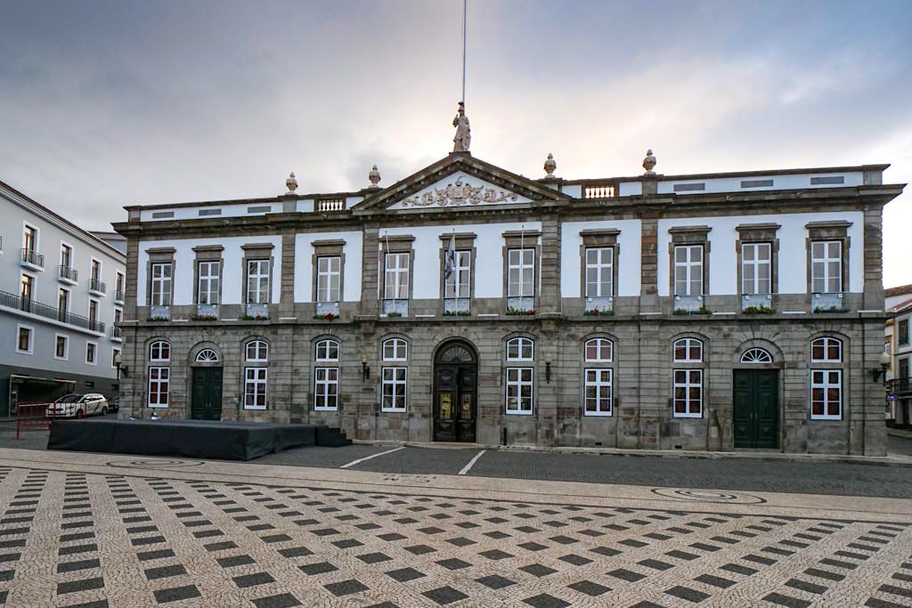 Das imposante, historische Rathaus in Angra do Heroismo - Terceira - Azoren