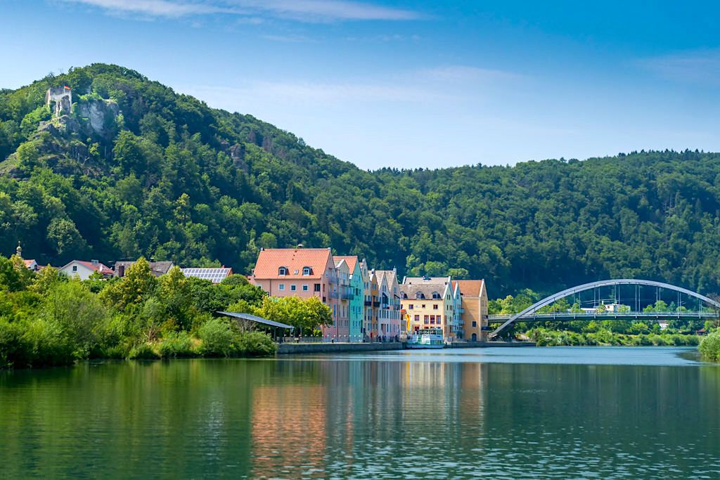 Riedenburg mit seinen herrlichen farbenfrohen Häusern und Brücke über die Donau - Altmühltal Schifffahrt - Bayern