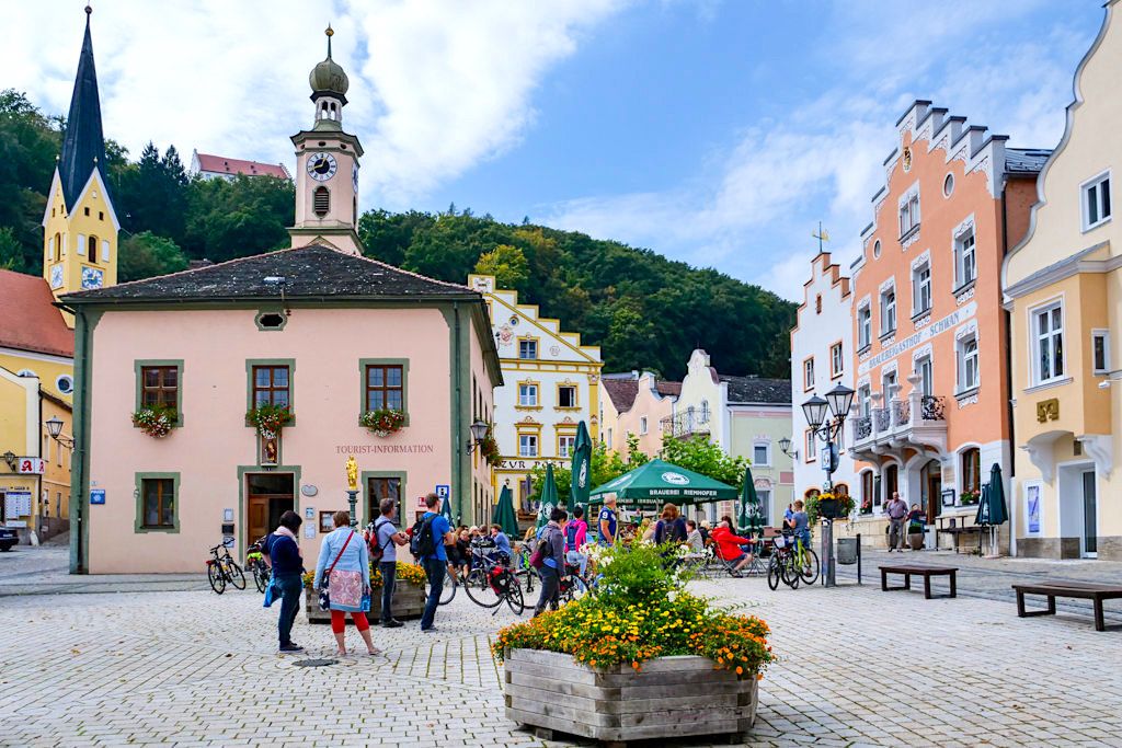 Pittoreskes Riedenburg: Marktplatz mit herrlich restaurierten Häusern & Touristeninformation - Altmühltal, Bayern