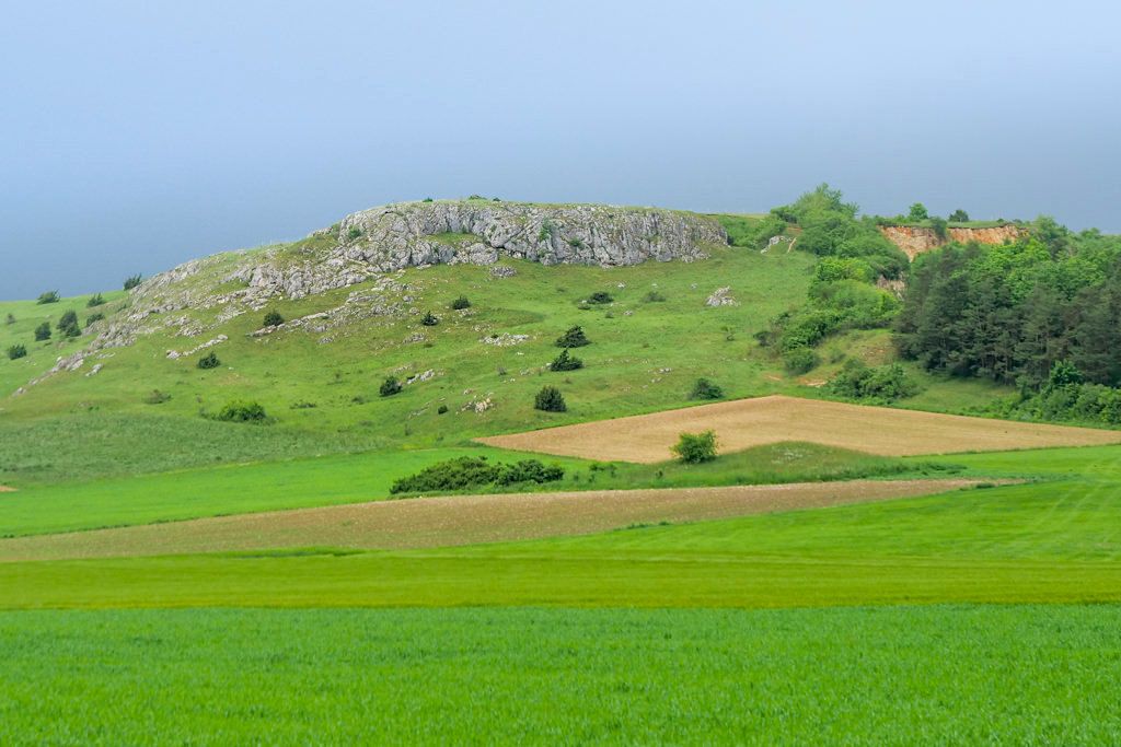 Riegelberg: archäologisches & geologisches Highlight auf der Schäferweg Wanderung im Donau-Ries, Bayern