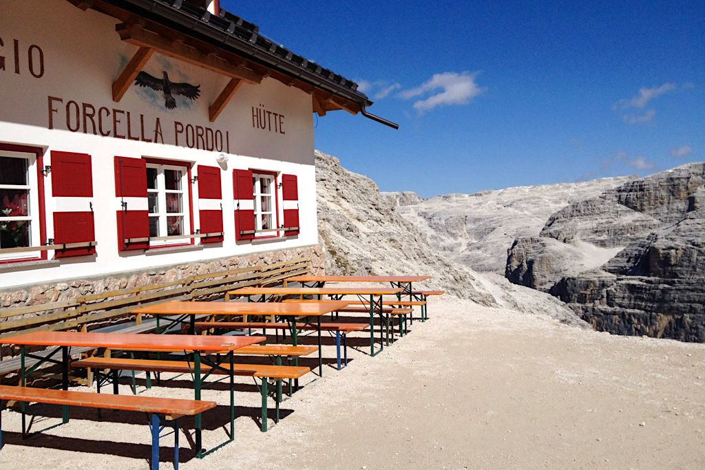 Rifugio Forcella Pordoi - Gemütliche Hütte an der Pordoischarte auf der Wanderung zum Piz Boe - Sella-Gebirge, Dolomiten, Südtirol