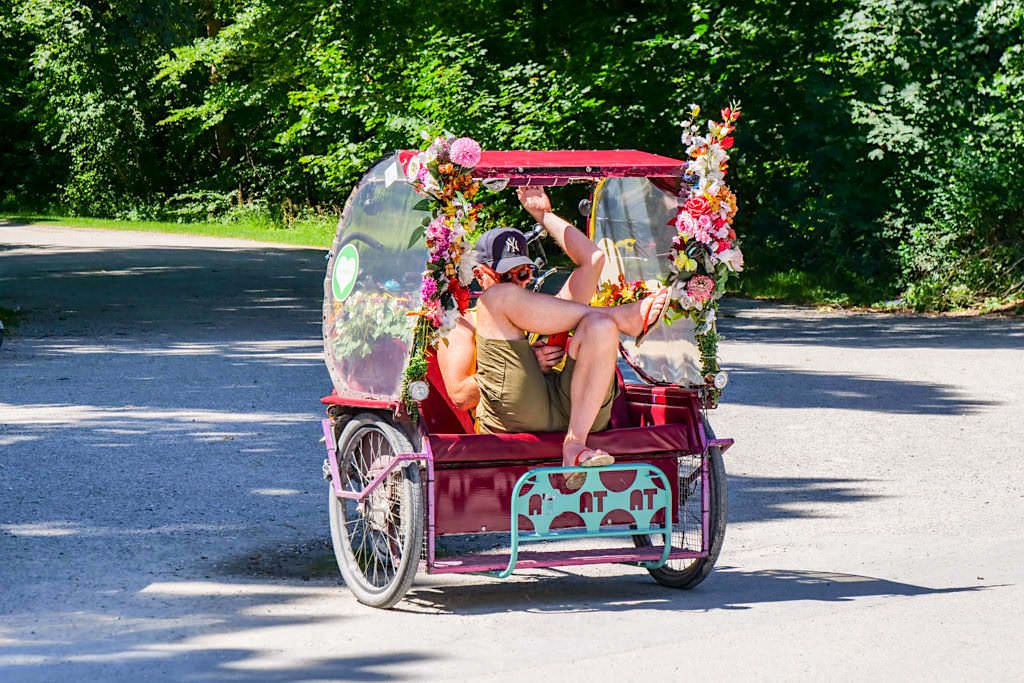 Rikscha-Fahrer im Englischen Garten wartet auf seine Kunden - München Sehenswürdigkeiten - Bayern