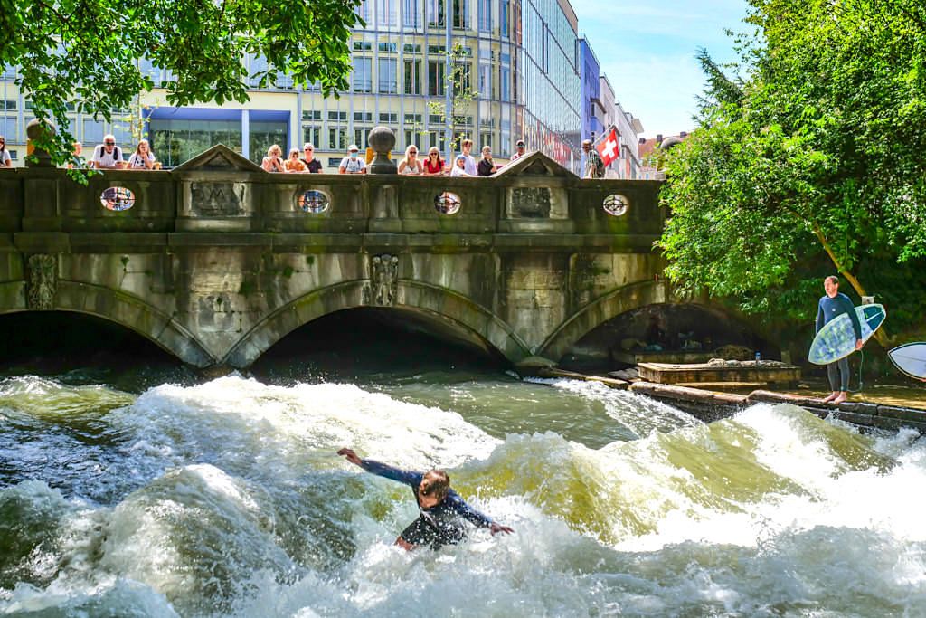 Riversurfer Profis & Könner auf der Großen Eisbachwelle E1 im Englischen Garten - München Welt-Haupstadt im Flusssurfen - Bayern