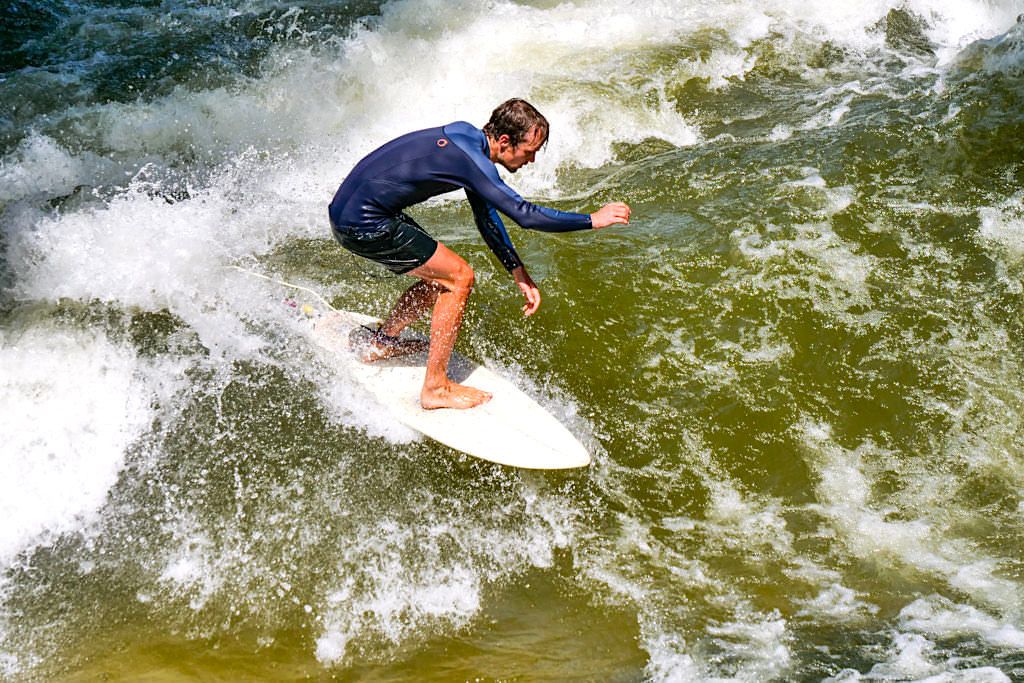 Grandioses Riversurfing auf der Großen Eisbachwelle E1, der weltweit besten stehenden Welle - München & Englischer Garten Attraktion - Bayern