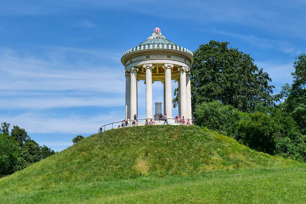 Der wunderschön gelegene Monopteros ist ein Säulen-Rundtempel & Wahrzeichen des Englischer Gartens und München - Bayern