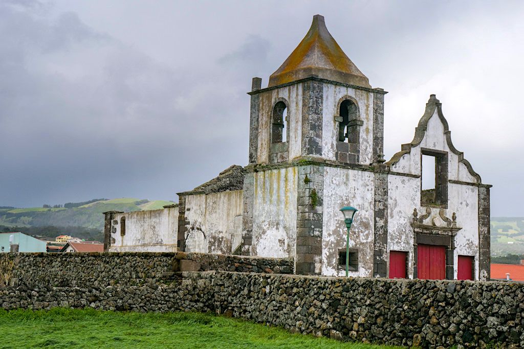 Sao Mateus da Calheta - Verlassene Kirche beim Spaziergang an der Atlantikküste - Terceira - Azoren