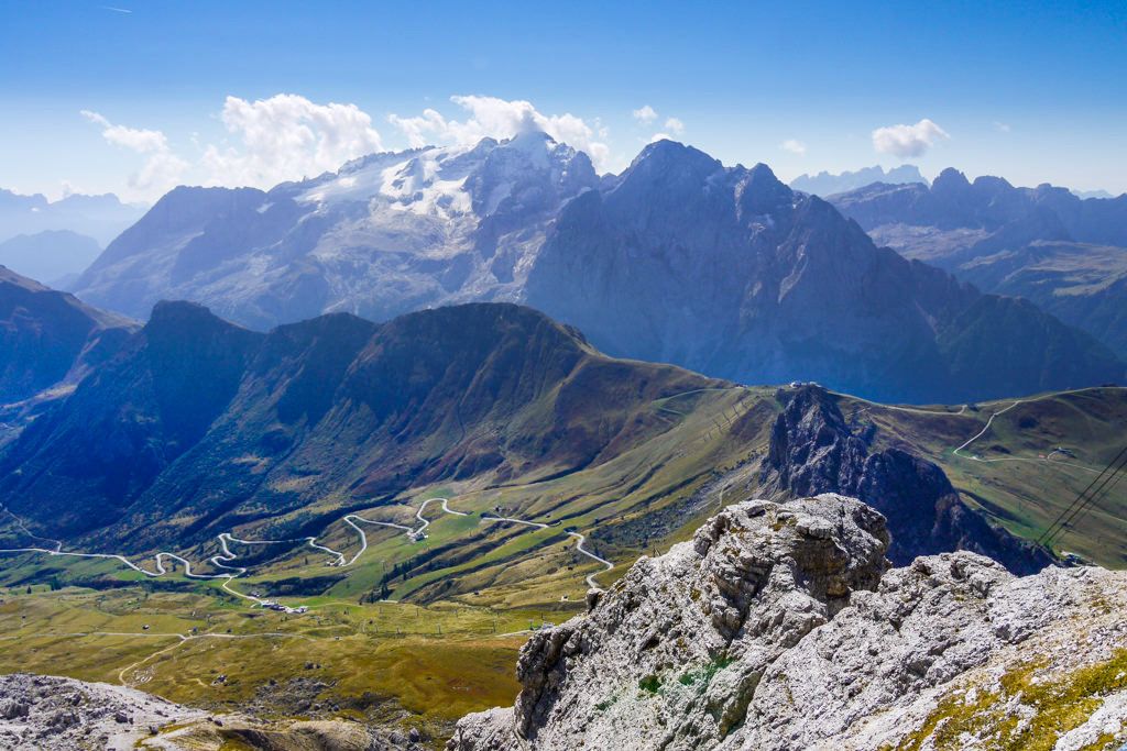 Sass Pordoi - Grandiose Ausblicke von der Panorama-Terrasse auf das Fassa Tal & Dolomitengipfel - Piz Boe Wanderung - Sella Gebirge, Südtirol
