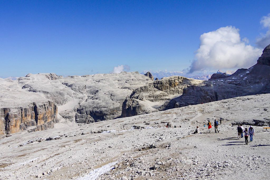 Kurzer Abstieg vom Sass Pordoi durch eine surreale Mondlandschaft aus Fels - Leichte, faszinierende Piz Boe Wanderung - Dolomiten, Südtirol