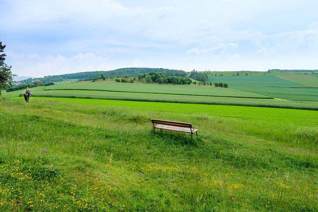Schäferweg Wanderung - Herrliche Ausblicke beim Adlersfelsen über die typische Rieslandschaft - Bayern