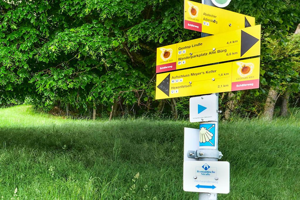 Schäferweg Wanderung - Sehr gute Beschilderung & Wegweiser auf der Rundwanderung - Donau-Ries, Bayern
