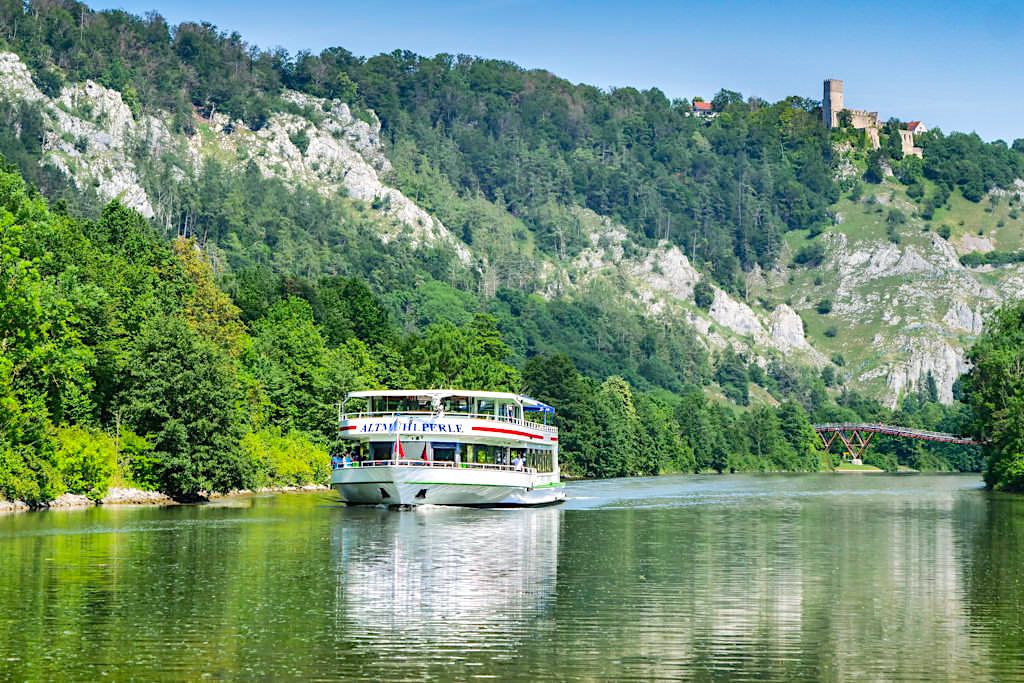 Schiffsfahrt auf dem Main-Donau-Kanal mit Blick auf Burg Randeck und Tatzelwurm - Altmühltal Sehenswürdigkeiten - Bayern