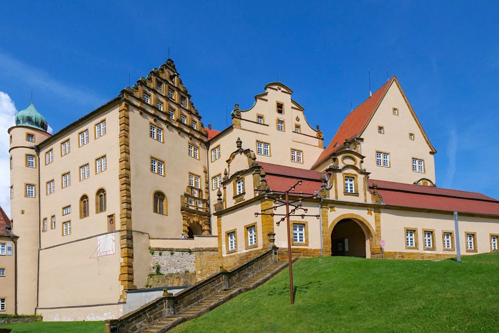 Schloss Kapfenburg mit seinen vielfältigen Giebeln aus 900 Jahre Stilgeschichte - Ferienland Donau-Ries, Baden-Württemberg 