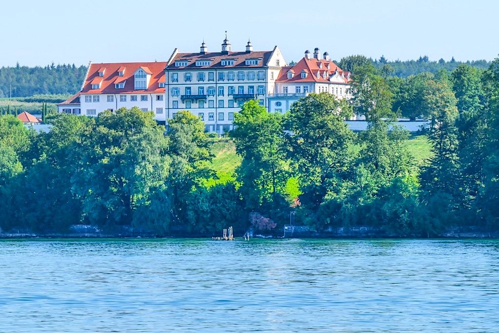 Grandioser Ausblick auf Schloss Kirchberg Immenstaad vom See - Dreiländer-Bodensee-Rundfahrt - Baden-Württemberg