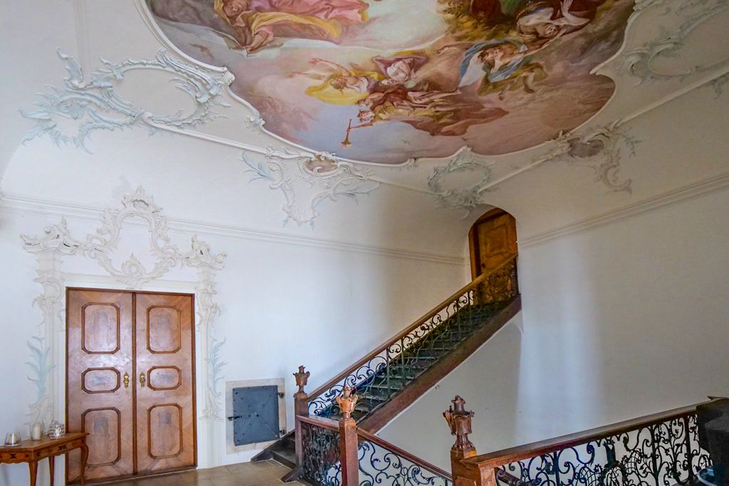 Schloss Leitheim - Wunderschönes Treppenhaus mit Stuck, Fresken & geschmiedeten Geländern - Sehenswertes Donau-Ries, Bayern