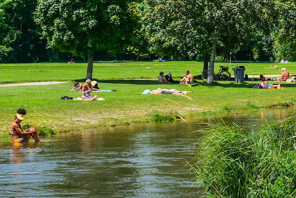 Schwabinger Bach mit der berühmten Schönfeldwiese im Südteil des Englischen Gartens - München - Bayern