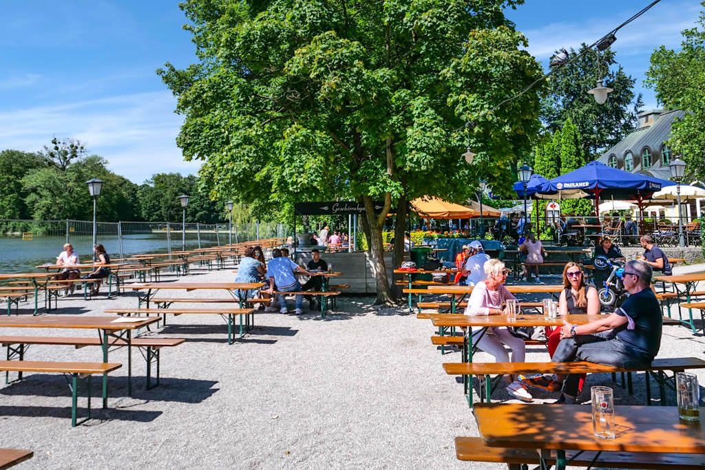 Seehaus Biergarten am Kleinhesseloher See - Schöner Biergarten im Englischer Garten - München, Bayern