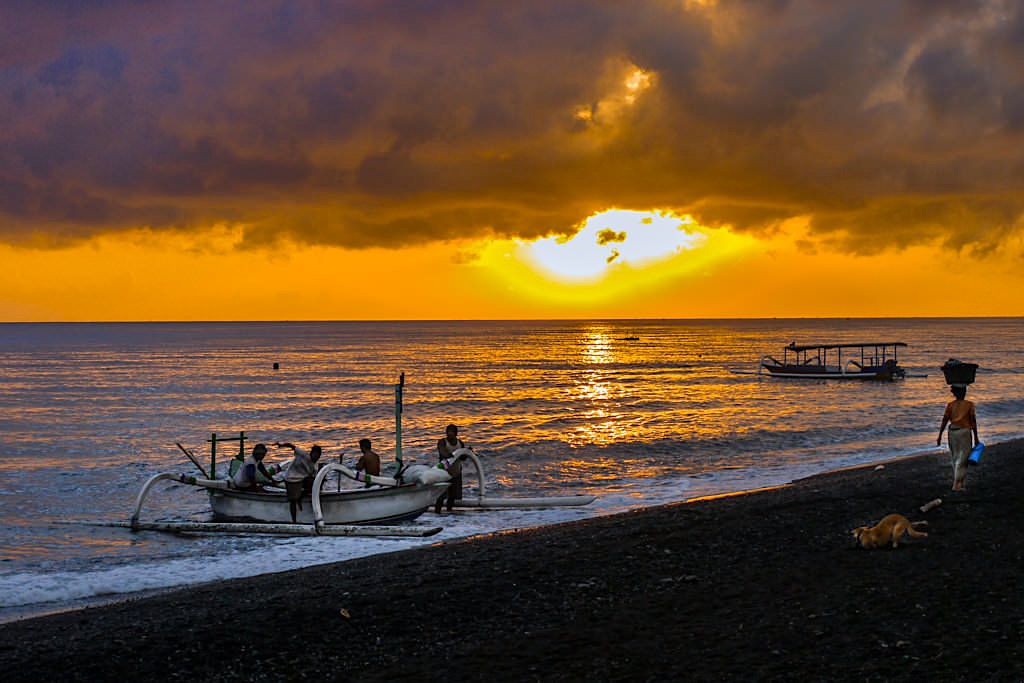 Sonnenaufgang & Frühe Geschäftstüchtigkeit am Strand in Amed Bali - Indonesien