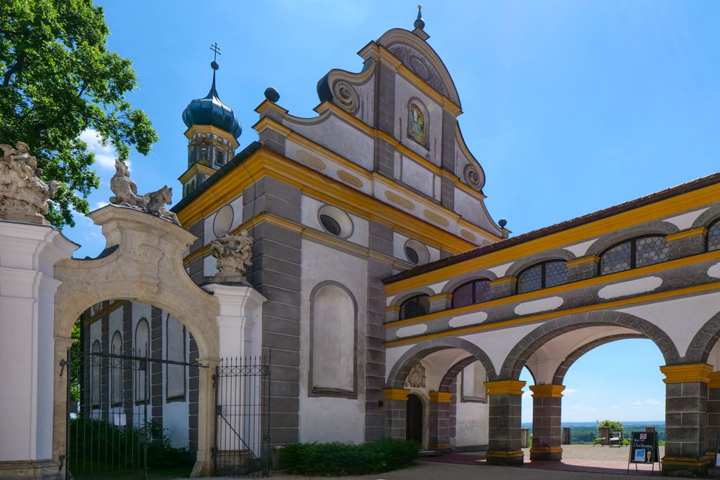 Bogengang verbindet die St. Blasius Kirche mit dem Herrensitz Schloss Leitheim - Donau-Ries, Bayern