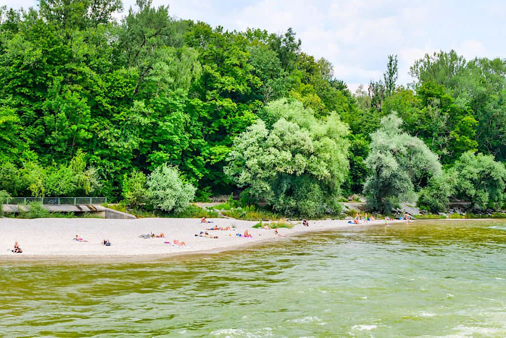 Stauwehr Oberföhring - Wunderschöne Badeinsel mit grandioser Kulisse - Englischer Garten Nordteil - München Sehenswürdigkeiten - Bayern