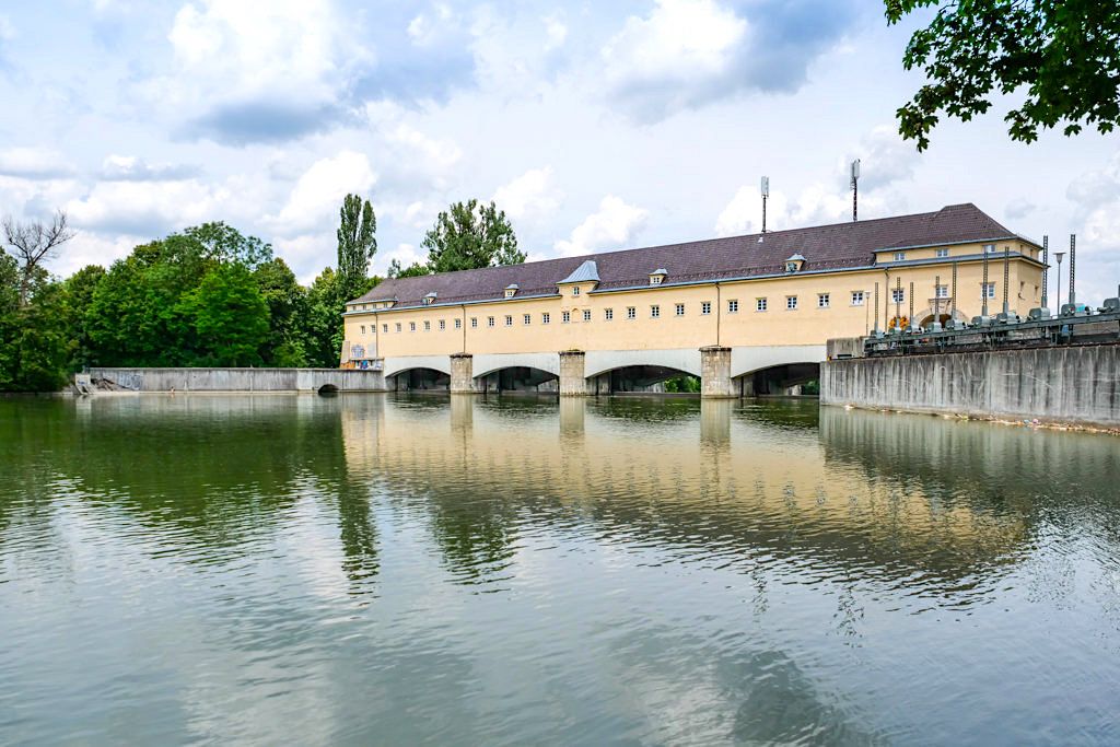 Stauwehr Oberföhring - Historische Bauwerke im Englsicher Garten - München, Bayern