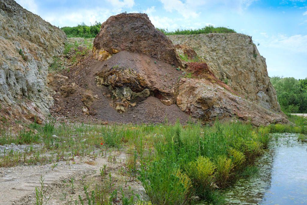Suevit-Steinbruch Aumühle - Aufschlusswände aus dem Ries-Ereignis - Schönste Geotope Bayerns