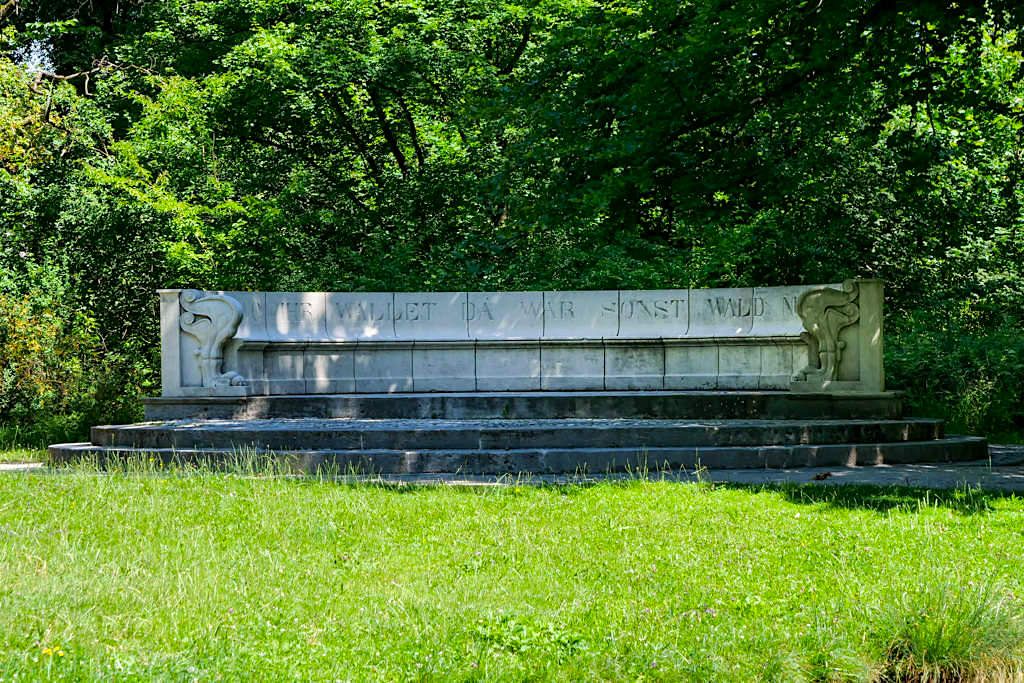 Steinerne Bank mit Inschrift von Leo von Klenze - Historische Bauwerke im Englischer Garten - Bayern