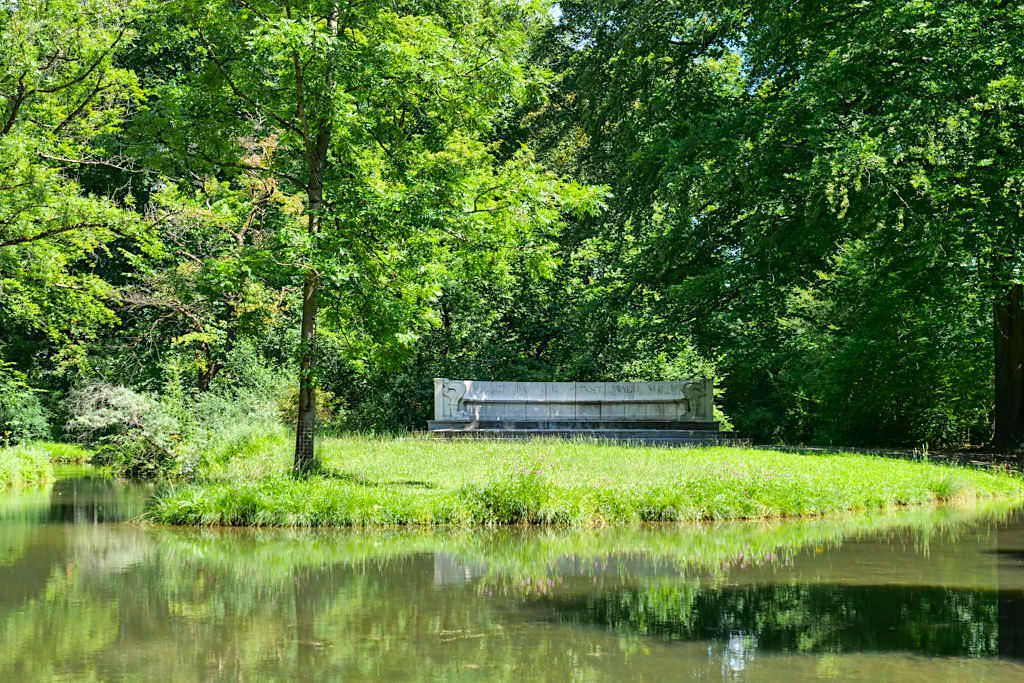 Idyllisch gelegne Steinerne Bank im Englischer Garten - München, Bayern