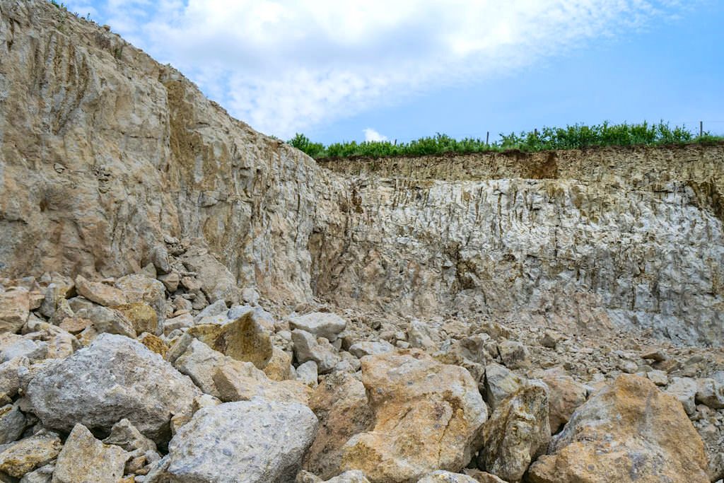 Suevit - Trümmergestein, entstanden beim Ries-Ereignis & Baumaterial für viele Gebäude im Donau-Ries - Bayern
