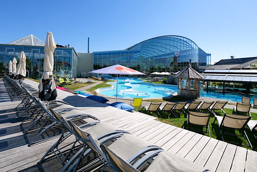 Therme Erding - Außenbereich beim Wellenbad mit Sonnenliegen - Bayern
